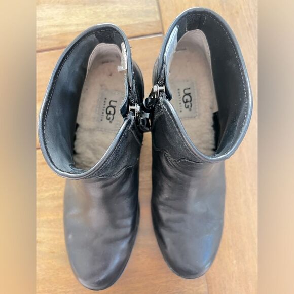 UGG Penelope Black Ankle Boots with Glossy Finish and Rounded Toe. Size 6 - Picture 11 of 11